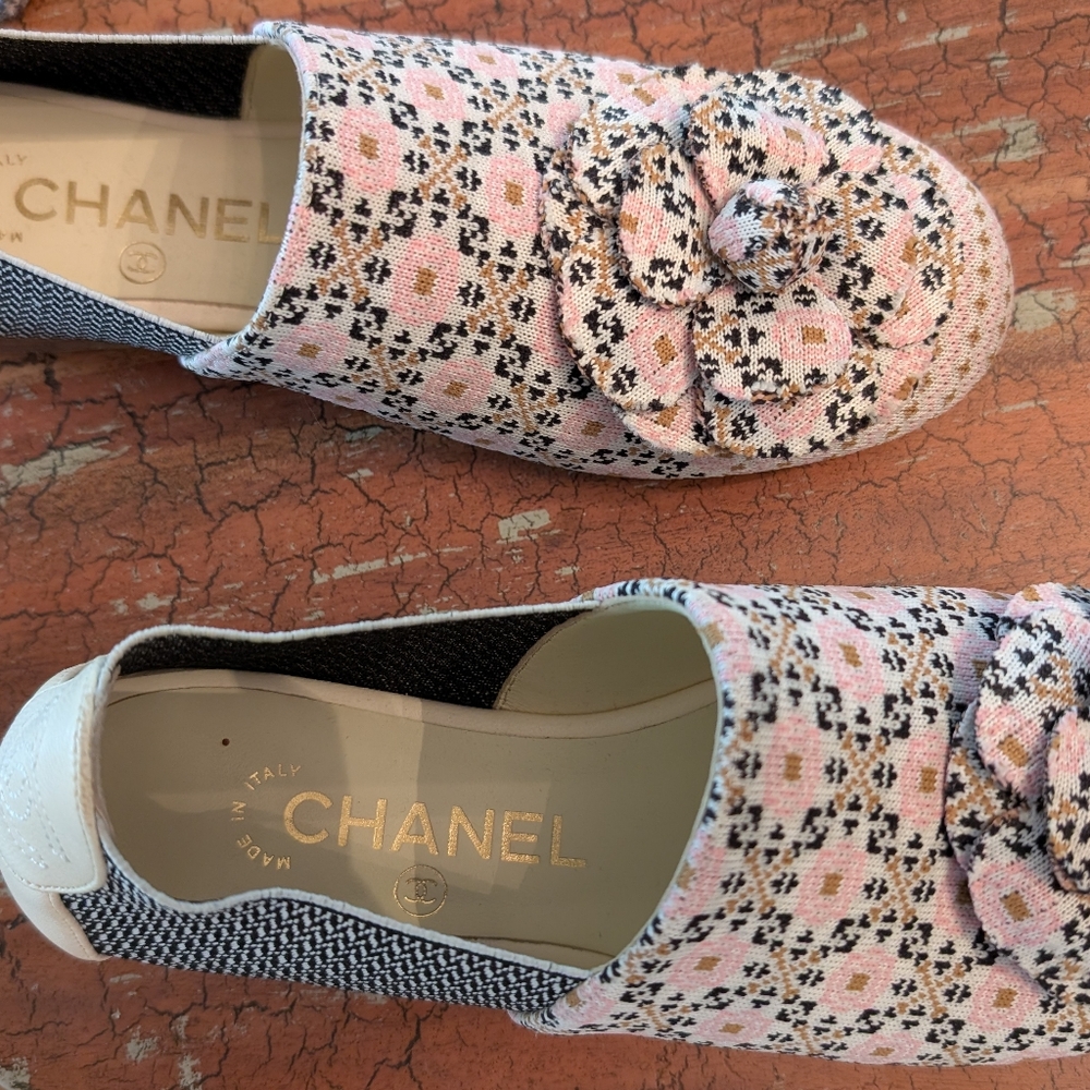 CHANEL Women's Floral Loafers - Pink and Black - Picture 3 of 9